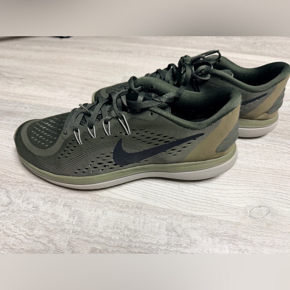 Nike Men's Dark Green Athletic Shoes - Picture 2 of 4